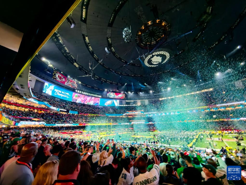 开云下载-费德勒迎来七赛季出色发挥，老鹰观众热烈欢呼！-开云下载